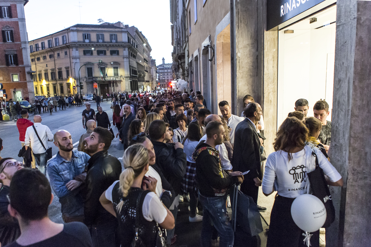Coda per entrare alla Rinascente