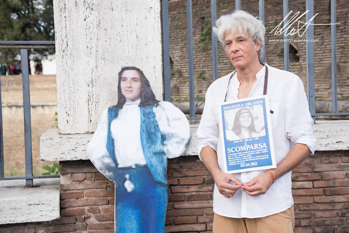 Pietro Orlandi, fratello di Emanuela, 35 anni dopo la scomparsa della sorella con una sua gigantografia. Credits foto: Matteo Nardone