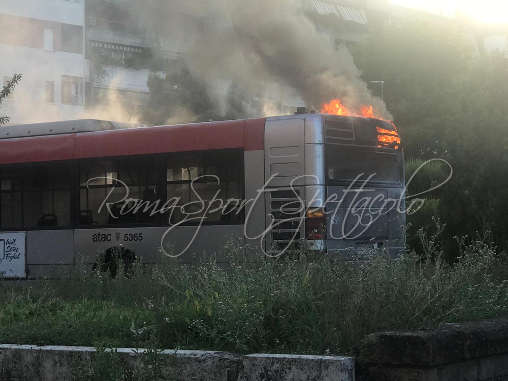 Autobus in fiamme Roma