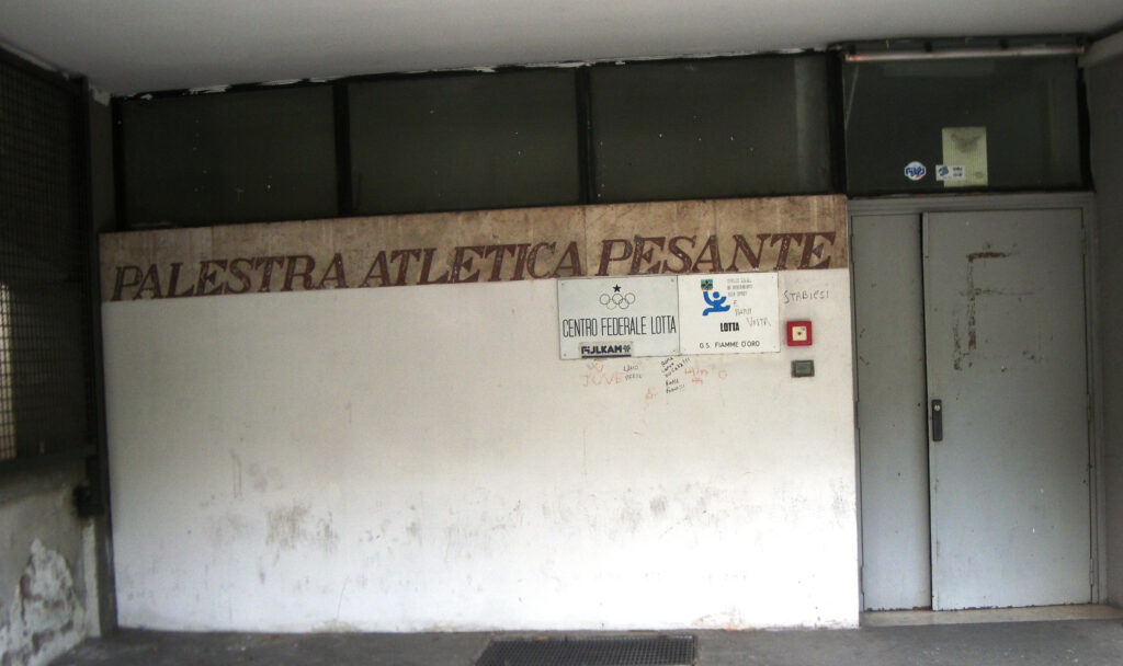 L’ingresso alla palestra di atletica pesante quando era in gestione alle Fiamme d’Oro nel 2013, con l’impianto già in una fase di inarrestabile degrado. 