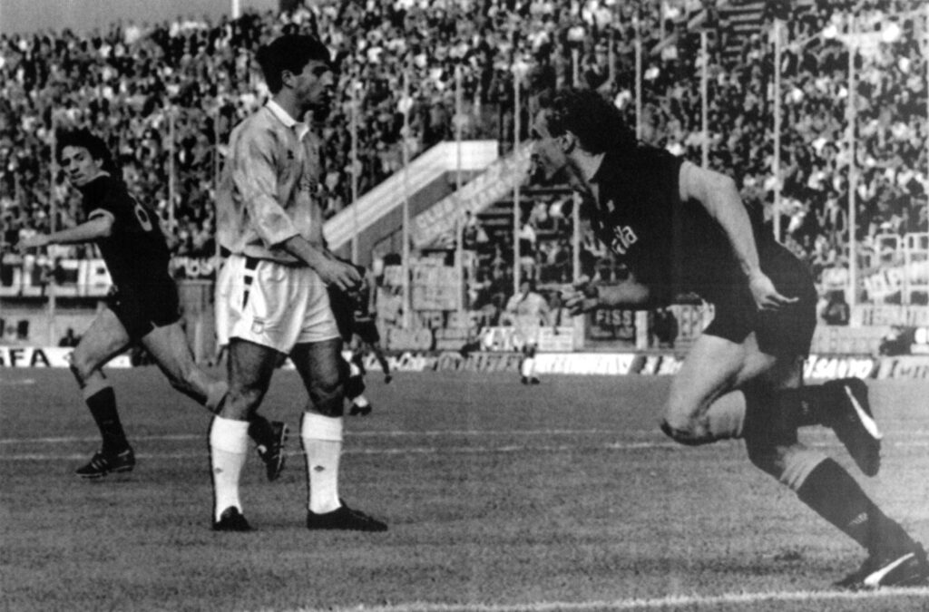 2.	Rudy Voeller esulta dopo il gol nel derby del 18 marzo 1990
