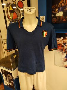 Una delle due maglie in mostra di Paolo Rossi