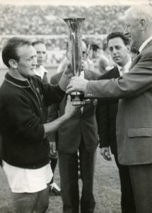 Capitan Losi riceve il trofeo dal presidente della UEFA