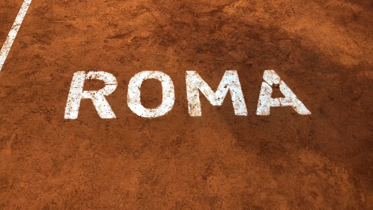 Scritta Roma su terra Rossa centrale tennis