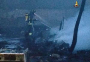 Incendio all’ex fabbrica Miralanza, intervengono i vigili del fuoco