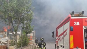 Incendio Roma, fuoco in un deposito di materiali edili in Via Magliana