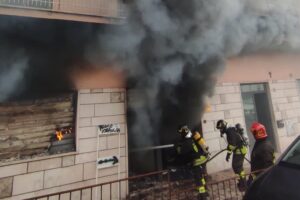 Incendio a Roma, fuoco in un’attività commerciale a Torre Maura