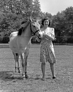 1.	La principessa Elisabetta mostra il suo amore per i cavalli
