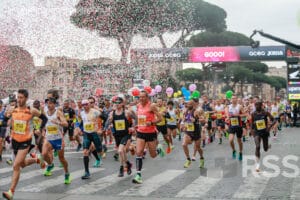 Le nuvole accompagnano la festa della maratona di Roma e rendono il percorso più veloce