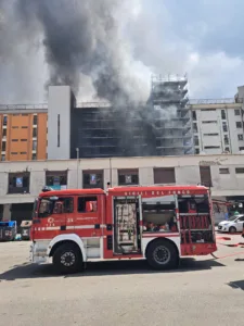 L'arrivo dei soccorsi sul luogo dell'incendio