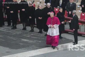 Padre Georg Gänswein, dalla corte di Benedetto XVI all’esilio. L’arcivescovo tradizionalista contro Papa Francesco