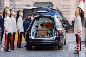 Papa Francesco al Senato: omaggio commovente al presidente emerito Giorgio Napolitano