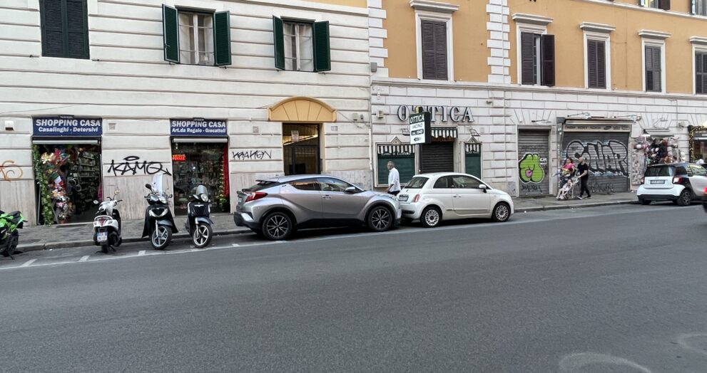 serrande abbassate a Roma