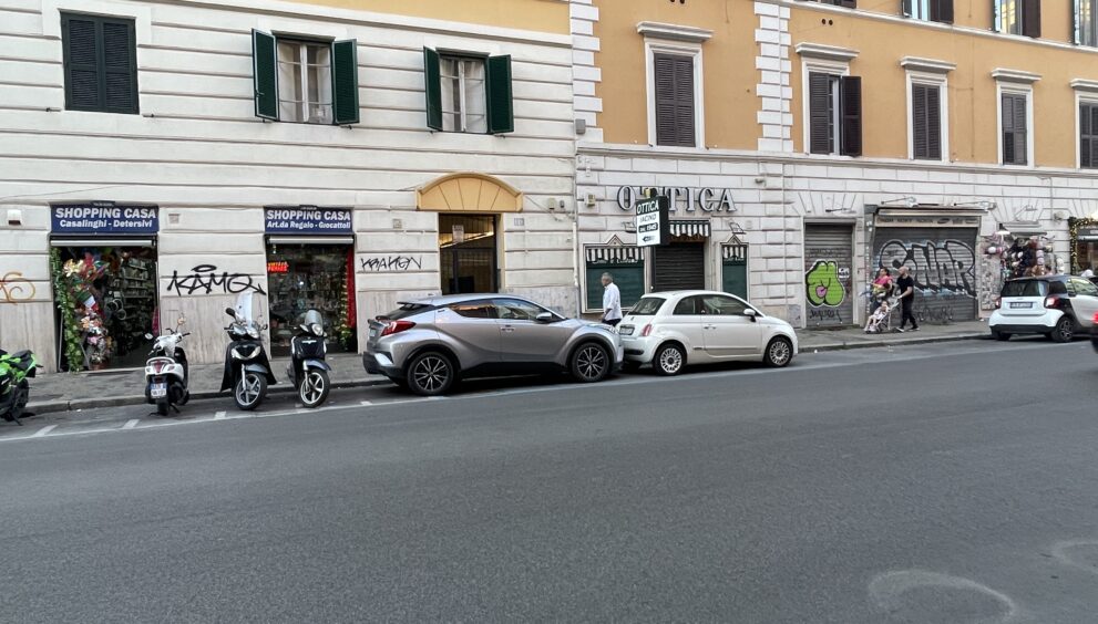 serrande abbassate a Roma