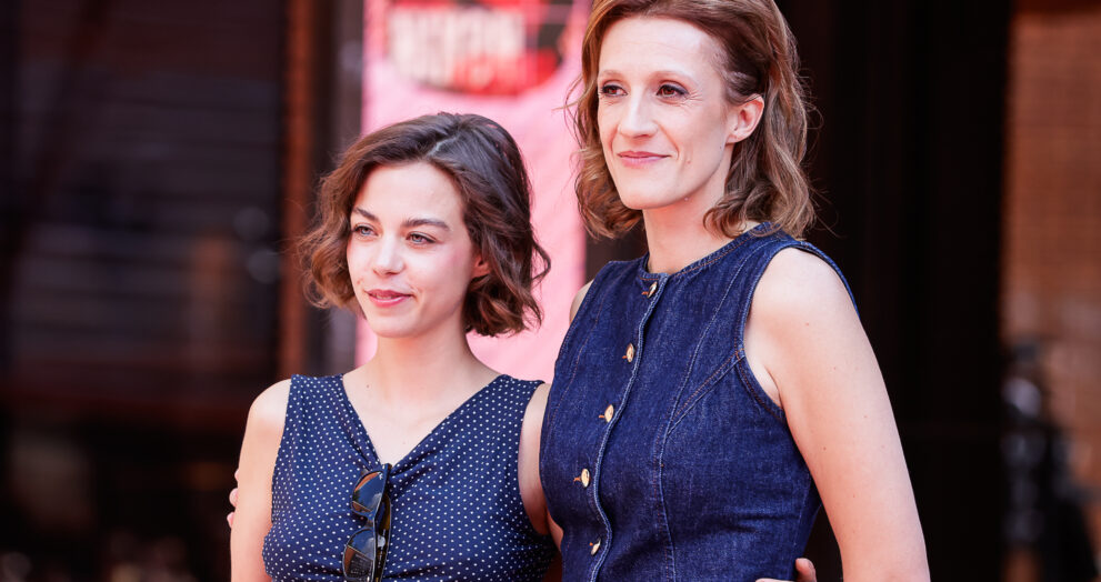 Salomé Dewaels con la regista Pauline Loquès