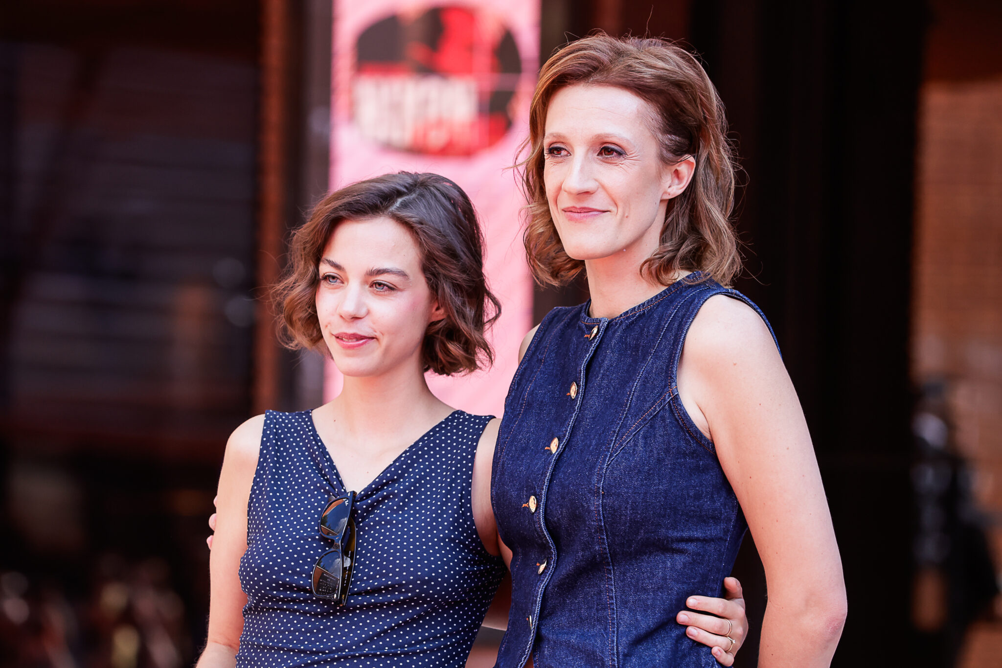 Salomé Dewaels con la regista Pauline Loquès