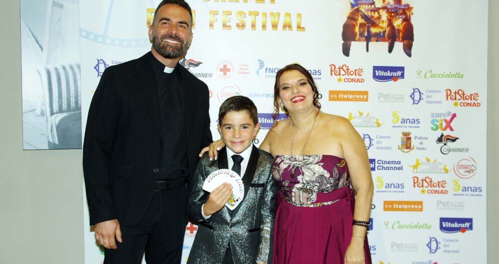 Trionfo di emozioni e solidarietà al Festival del Cinema per gli animali. A vincere l'ottava edizione del Pet Carpet Film Festival Giubileo Edition 2025 è l’inclusione con "Enzo, lui vede con il cuore".