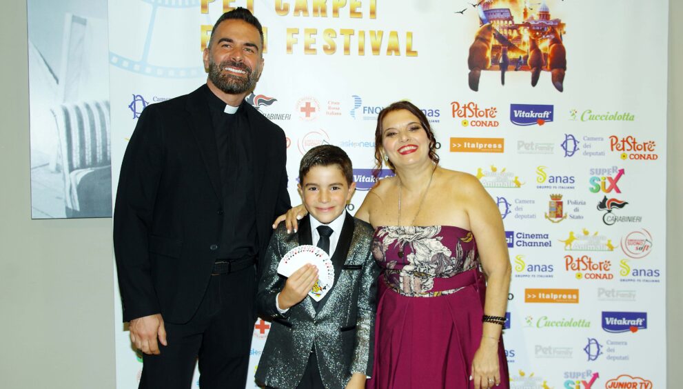 Trionfo di emozioni e solidarietà al Festival del Cinema per gli animali. A vincere l'ottava edizione del Pet Carpet Film Festival Giubileo Edition 2025 è l’inclusione con "Enzo, lui vede con il cuore".