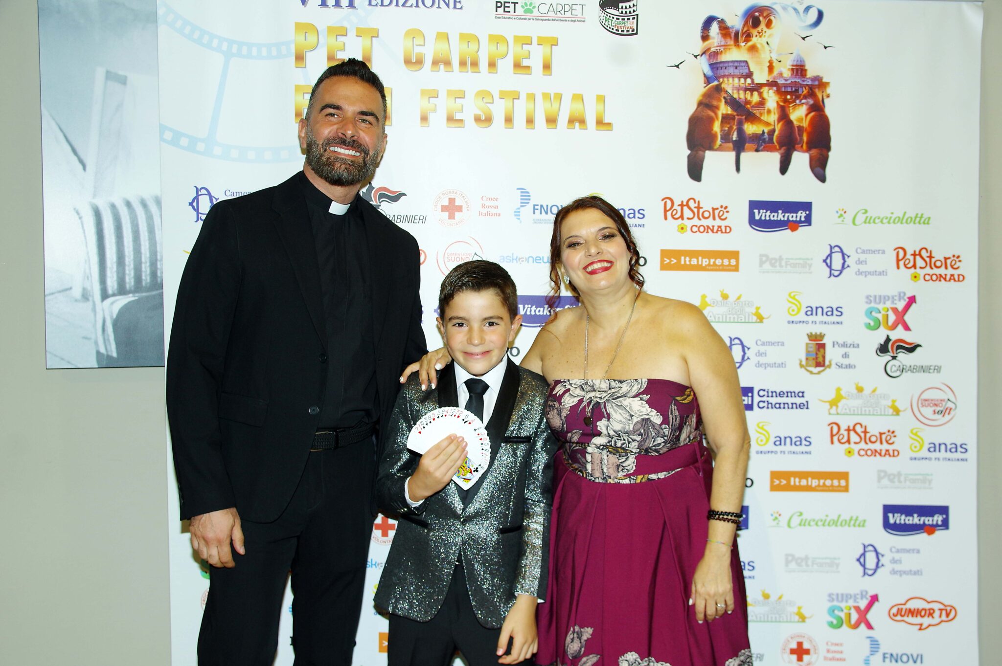 Trionfo di emozioni e solidarietà al Festival del Cinema per gli animali. A vincere l'ottava edizione del Pet Carpet Film Festival Giubileo Edition 2025 è l’inclusione con "Enzo, lui vede con il cuore".