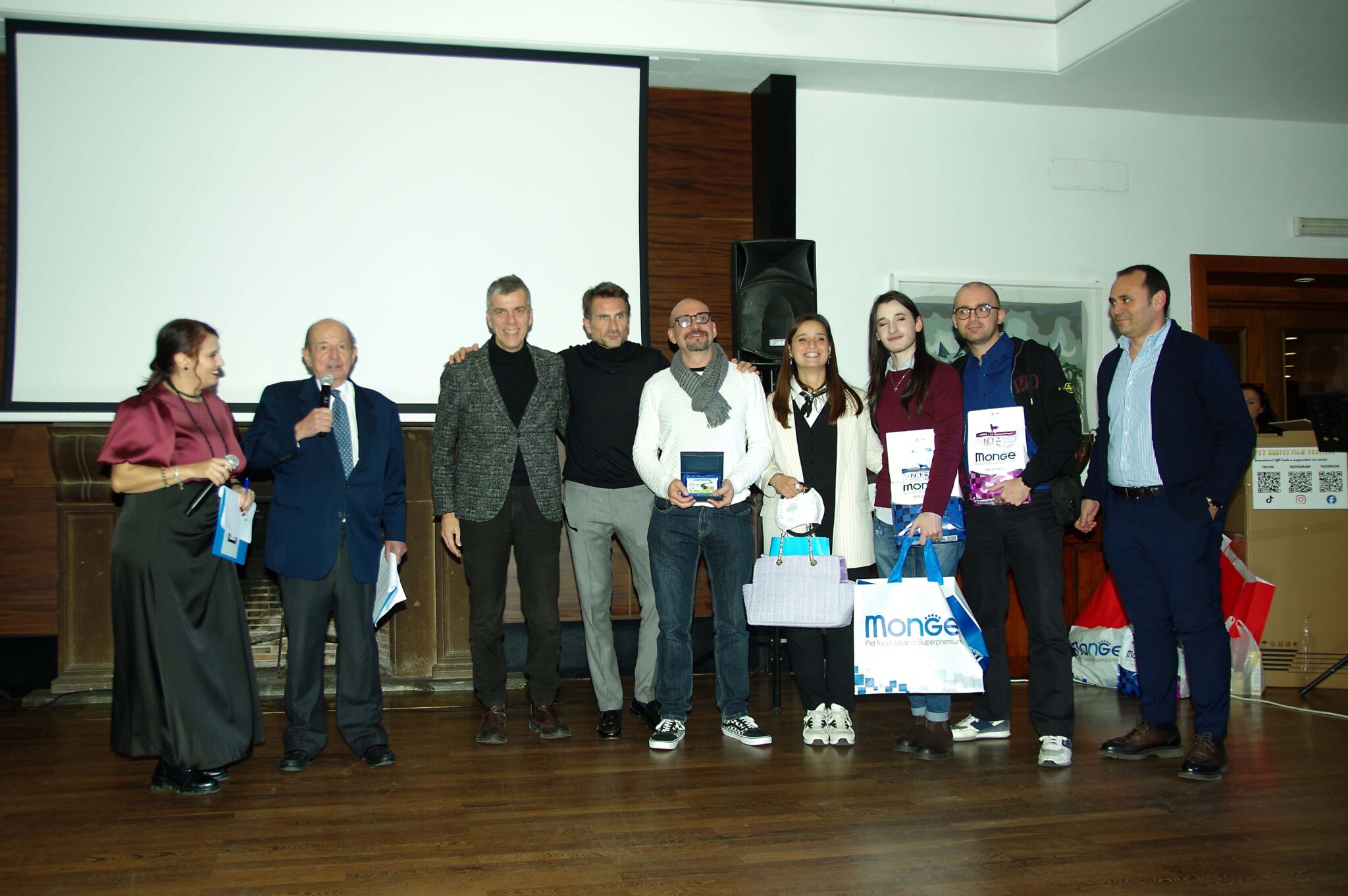 Una sala gremita d'amore per la partenza della campagna solidale “Pet Carpet: Un riciclo da Oscar”, che rimette in circolo accessori pet che non usiamo più da donare agli animali meno fortunati.